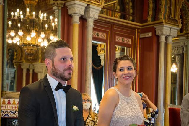 Novios sentados en el altar