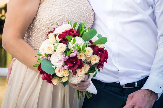 Recién casados a punto de darse un beso