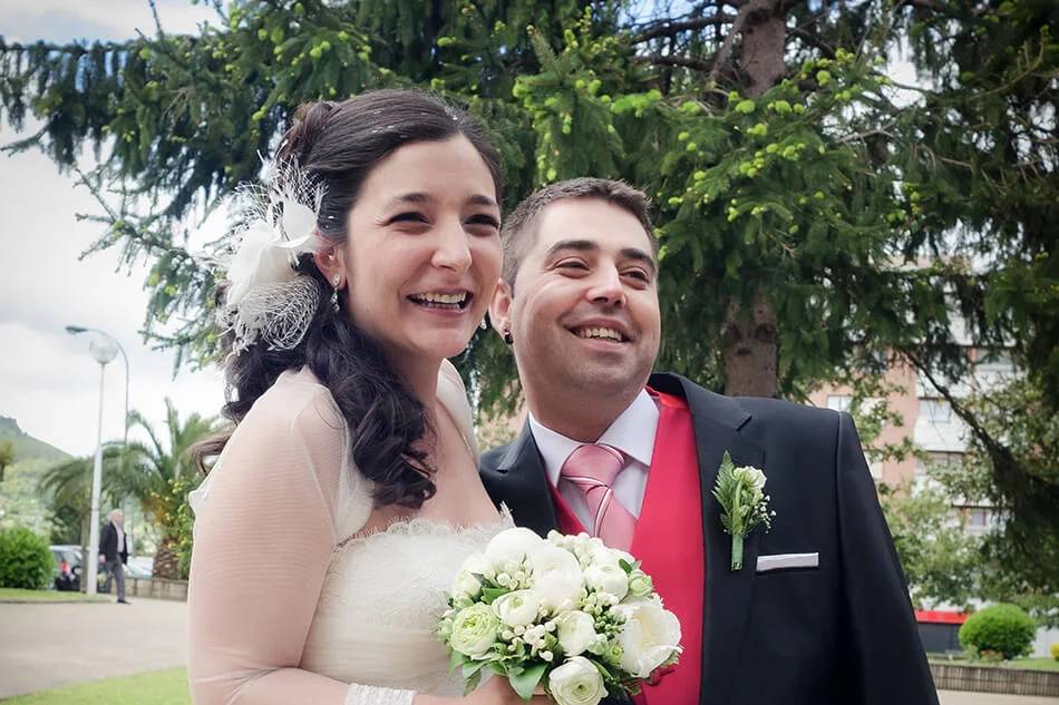 Novios sonriendo en el jardín