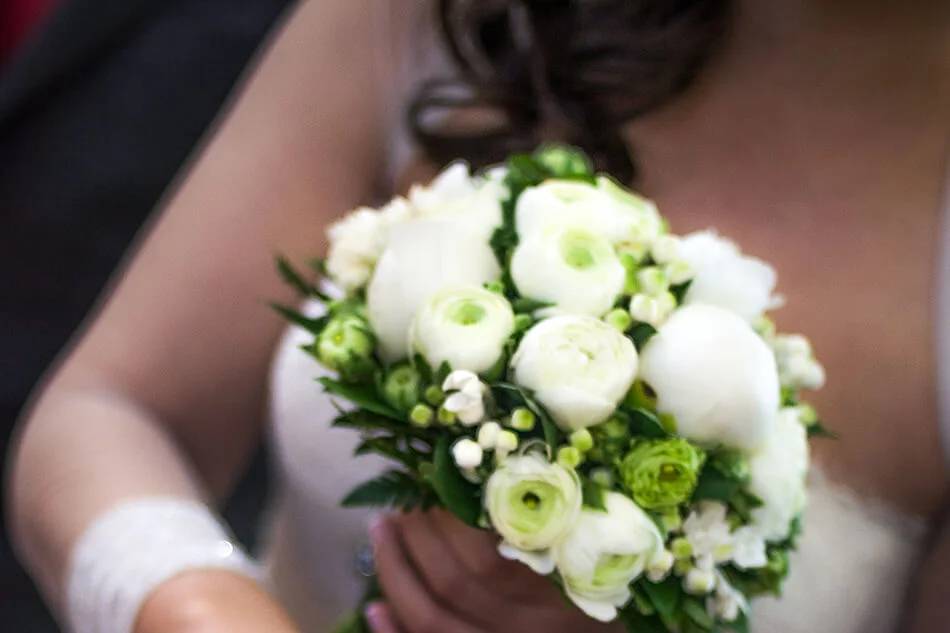 Ramo de novia con rosas blancas