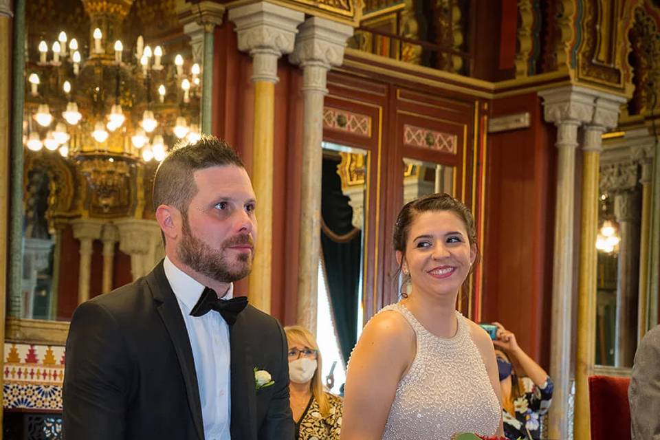 Novios sentados en el altar