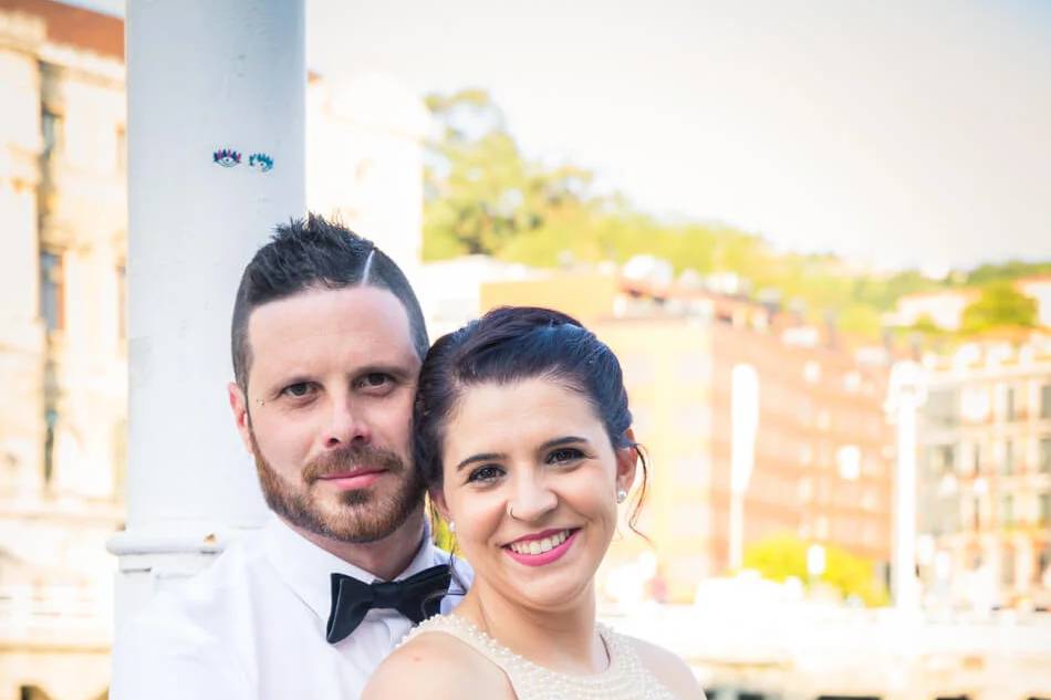 Recién casados abrazándose
