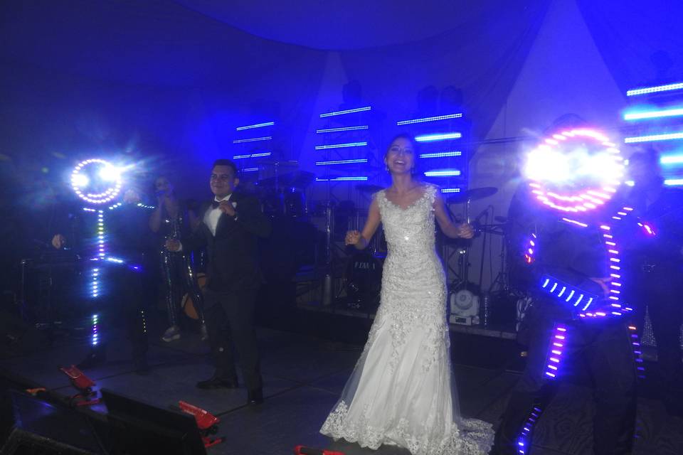 Bailando con los novios.