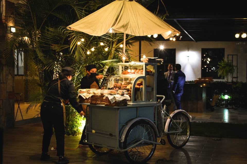 Carrito de pan y café