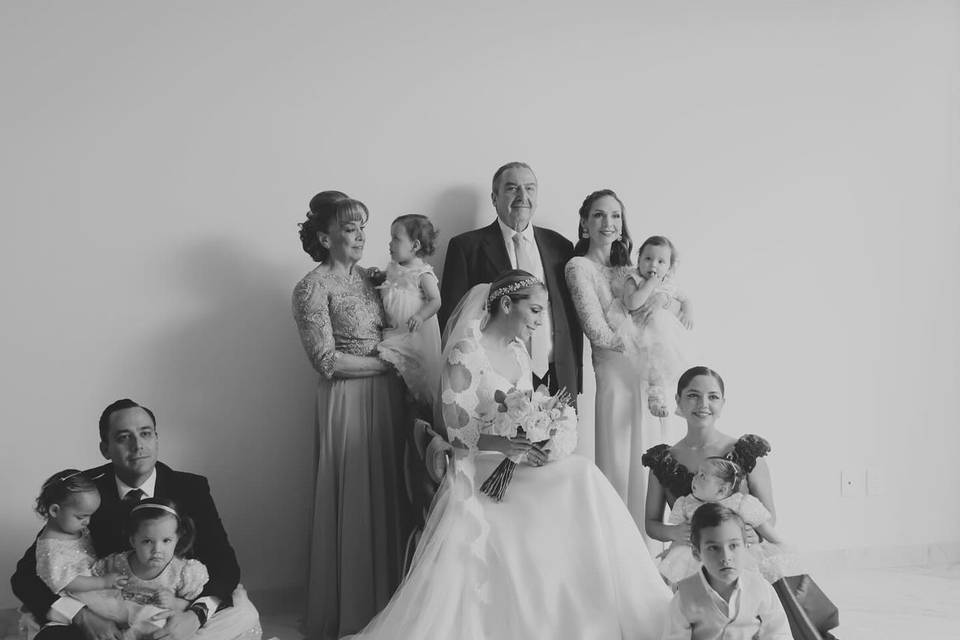 Novios posando con la familia