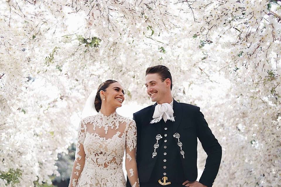 Novio vestido de mariachi con la novia