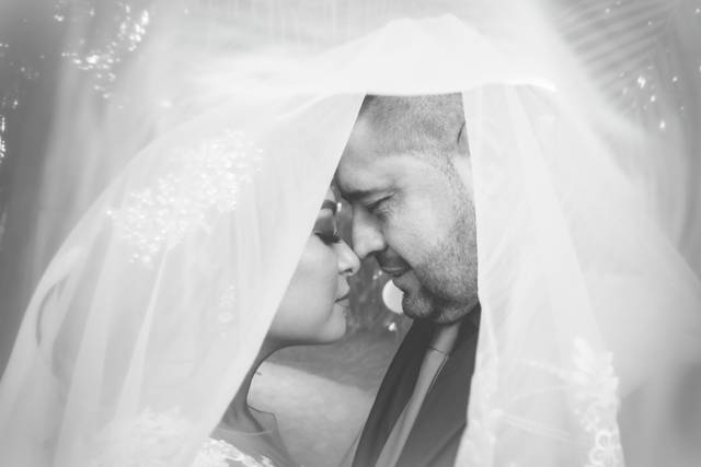 Novios bajo el velo de novia