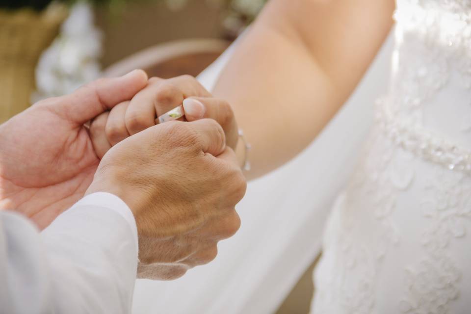 Pareja dándose la mano