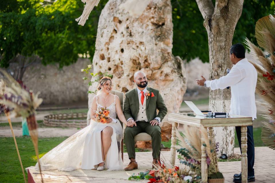 Novios escuchando el sermón