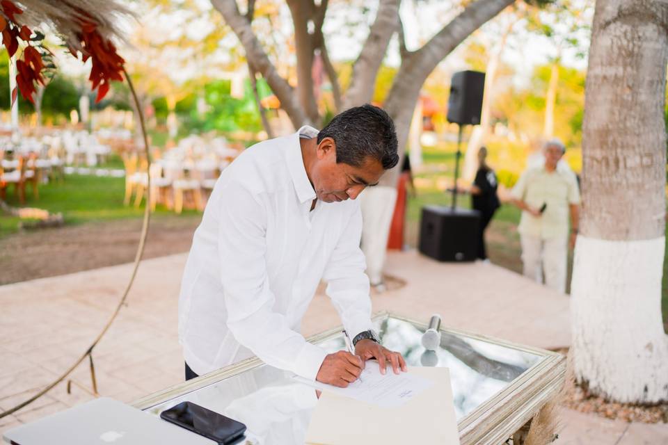 Firmando papeles