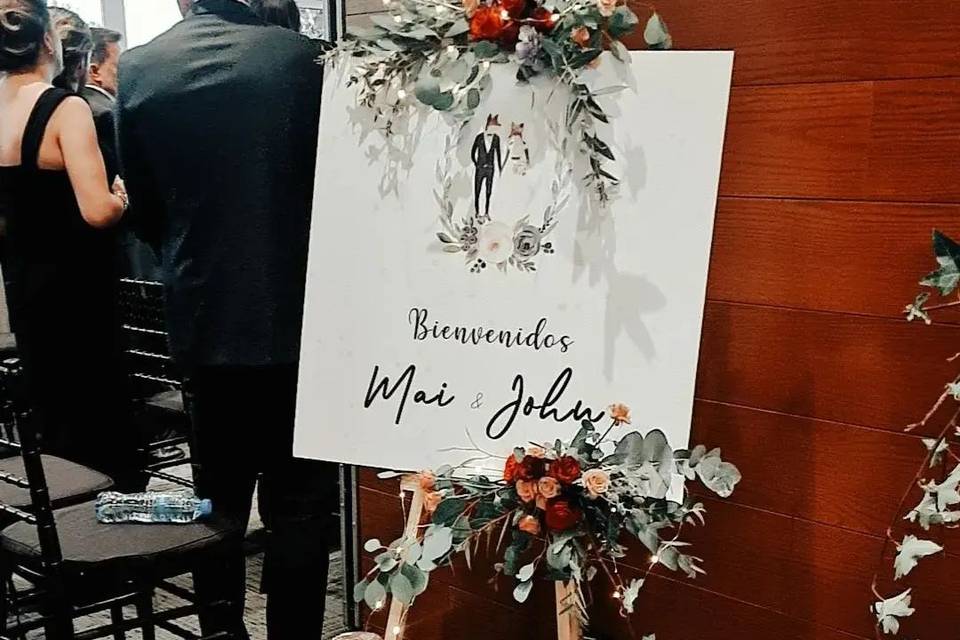Letrero de bienvenida decorado con flores