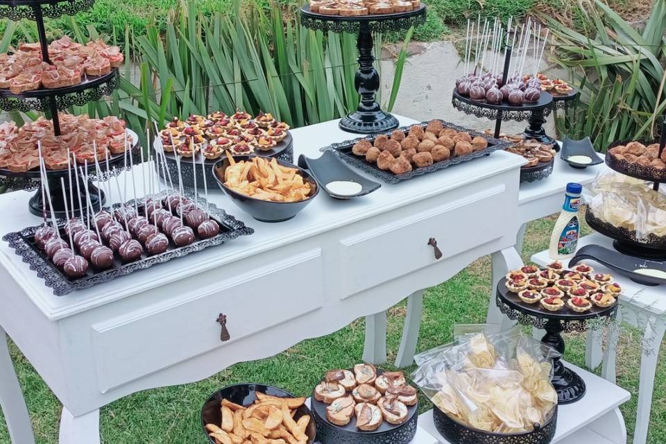 Mesa de postres y canapés