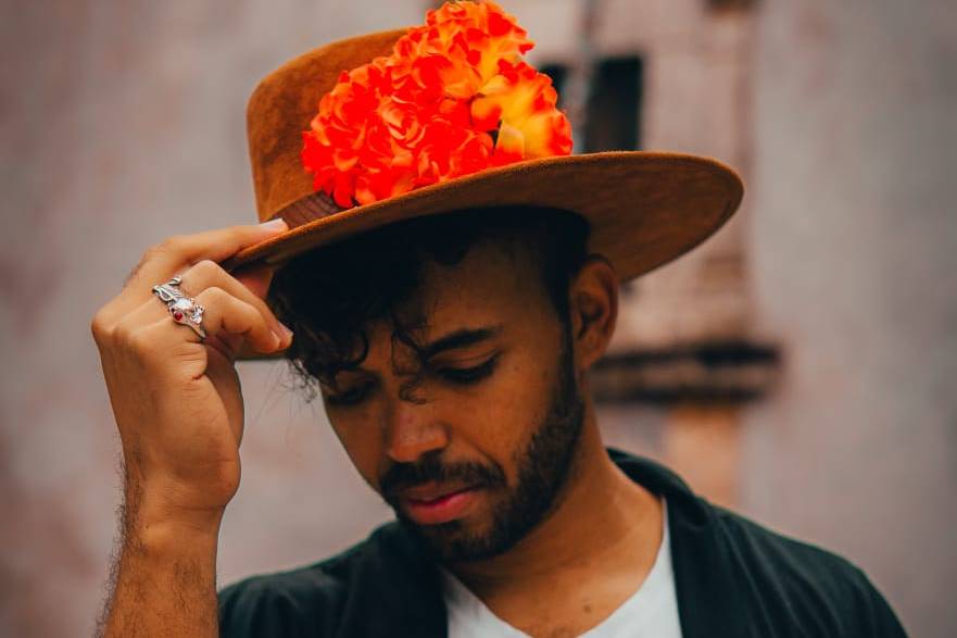 Artista con sombrero rojo