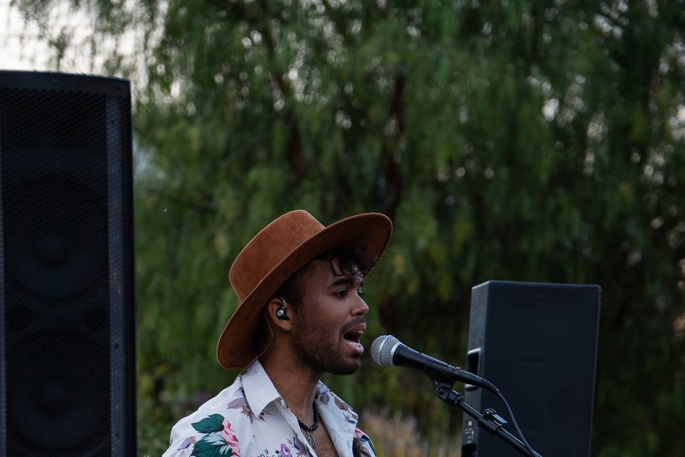 Guitarrista cantando