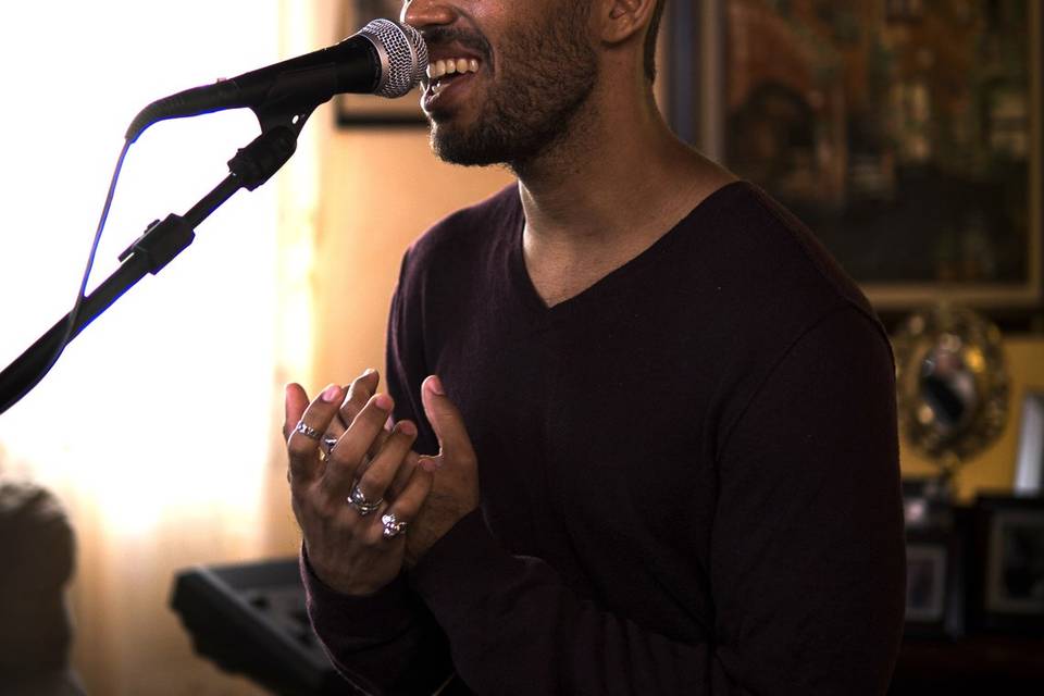 Cantando sentado