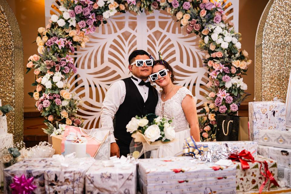 Recién casados en su mesa de regalos