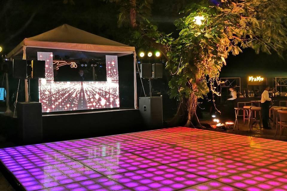 Dj y Pista Iluminada