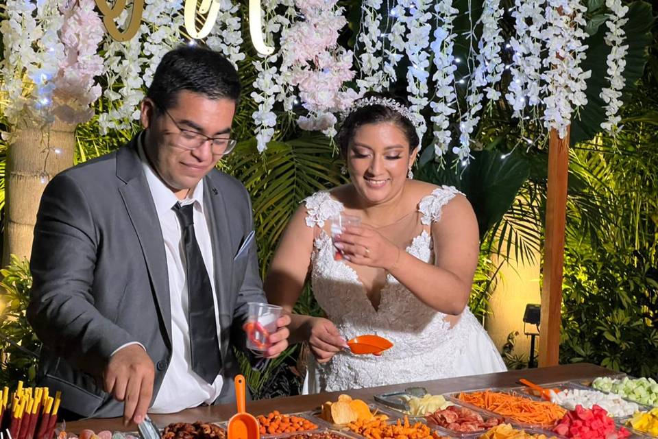 Novios comiendo en barra de frutas