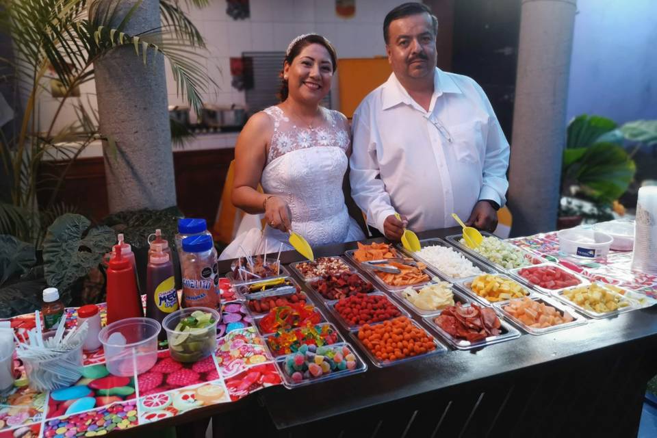 Novios en barra de frutas