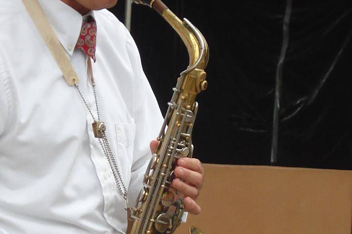 Saxofón, recepción de invitados