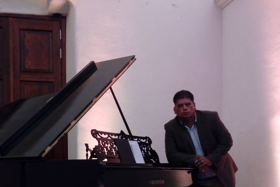 Carlos Almanza - Pianista