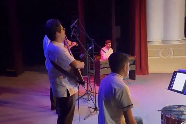 Tocando en el escenario