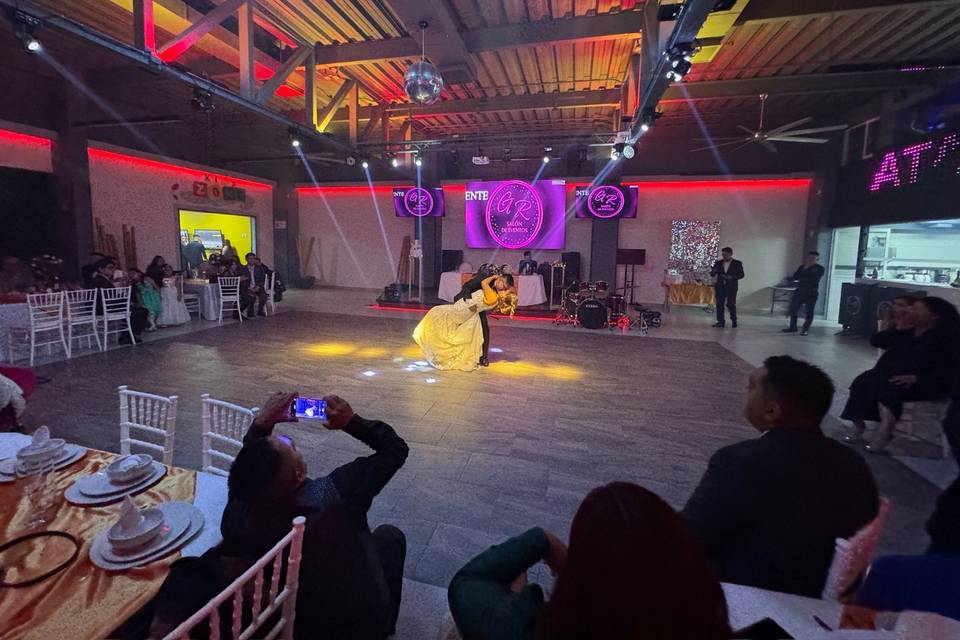 Novios bailando en la pista