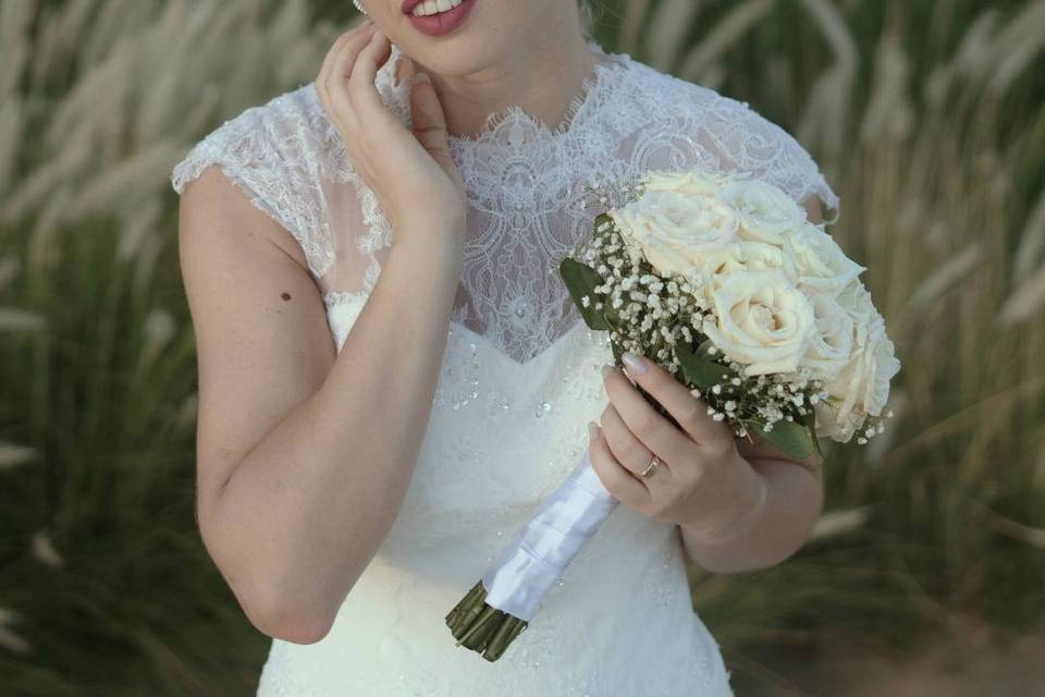 Novia con ramo de flores blancas