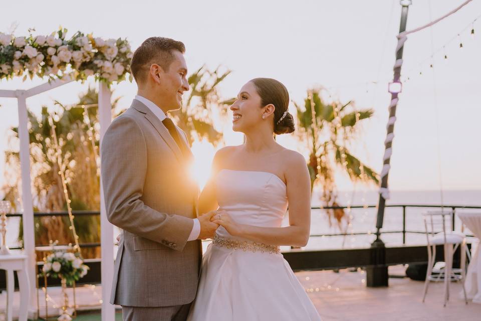 Novios posando al atardecer