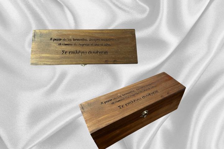 Caja de madera median padrinos