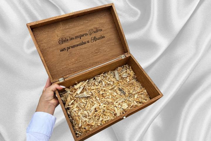 Caja de madera vacia padrinos