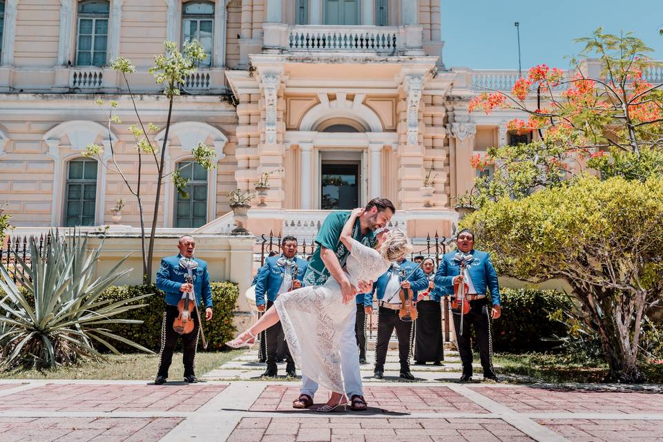 Besos y mariachi