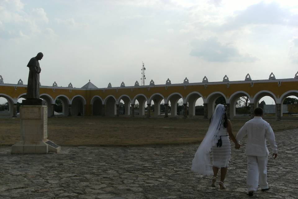 Novios en atrio