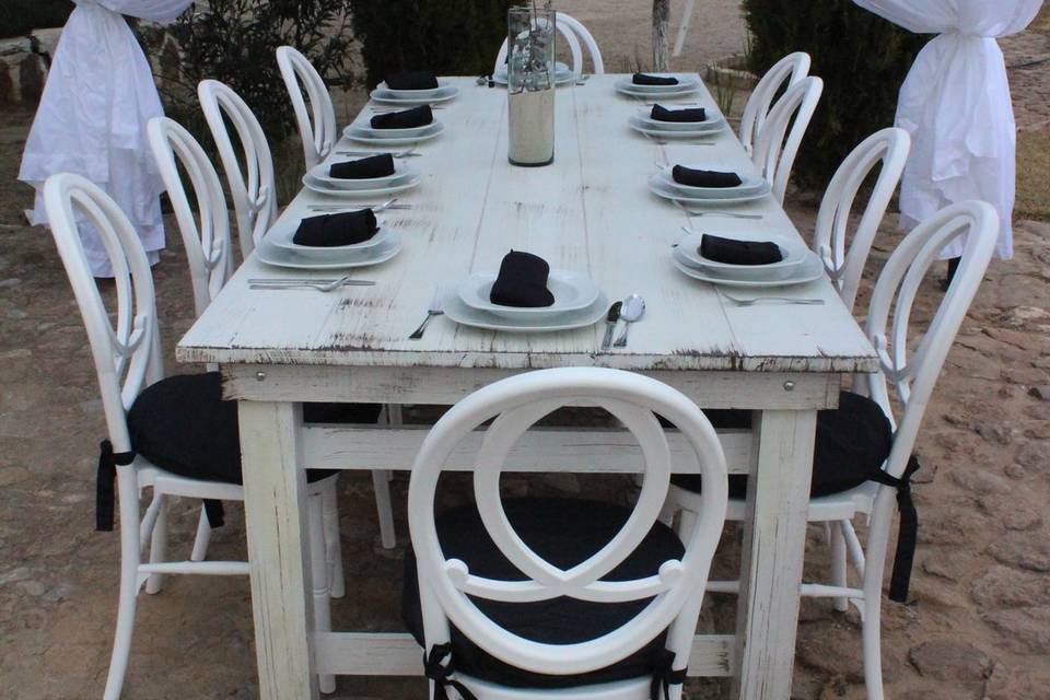 Mesa vintage blanca con phoenix blanca