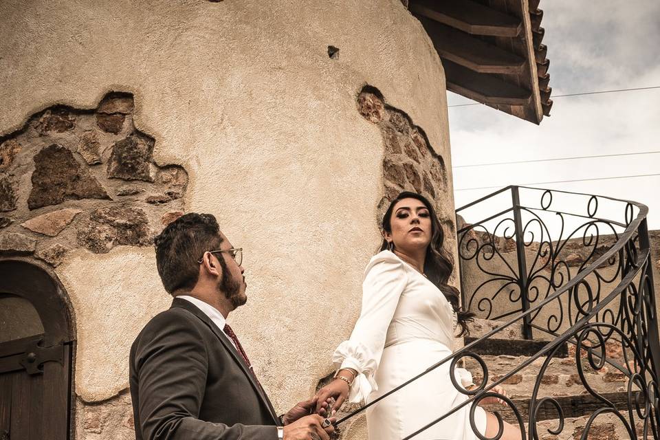 Pareja subiendo las escaleras