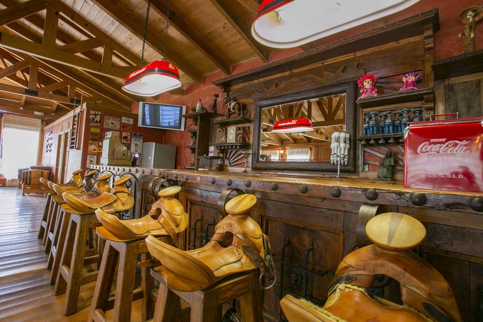 Barra y Salon de juegos