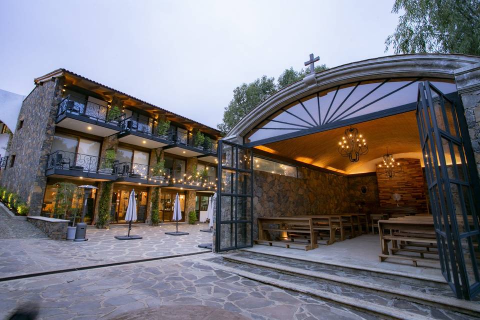 Hotel, restaurante y capilla
