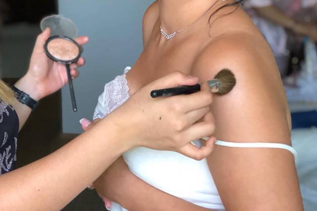 Maquillaje y peinado
