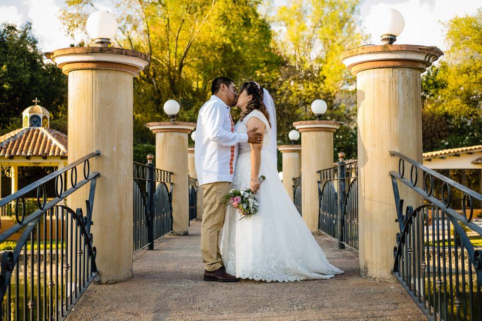 Novios besándose en medio de un puente