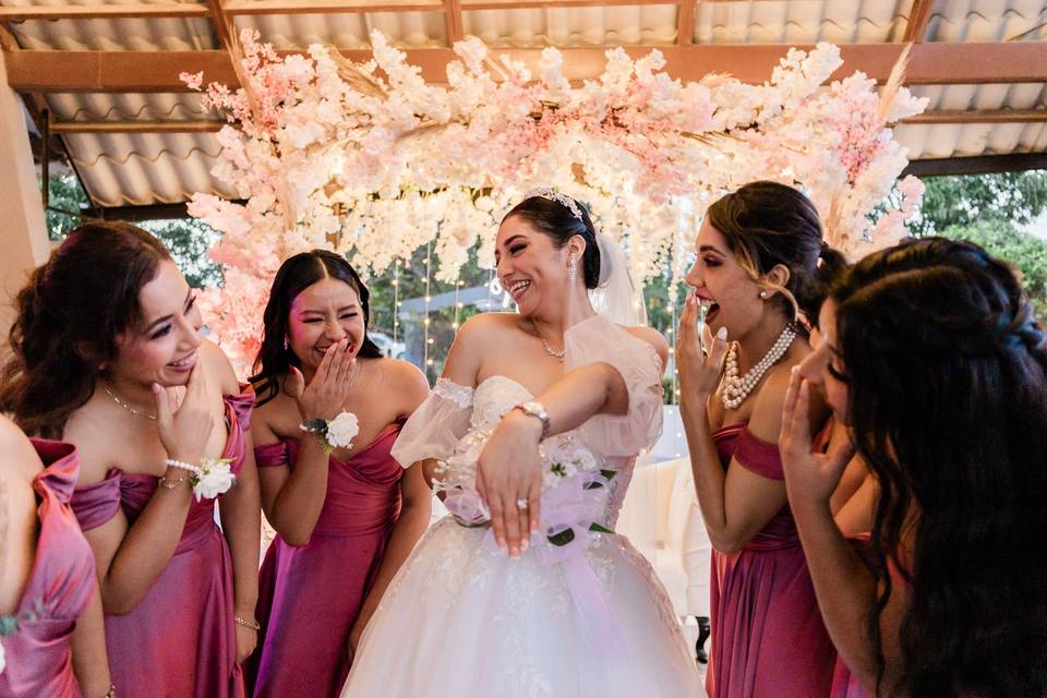Novia enseñando el anillo