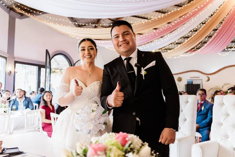 Novios enseñando su pulgar con tinta