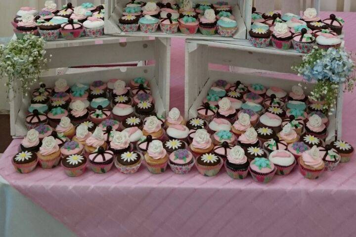 Mesa de cupcakes vintage