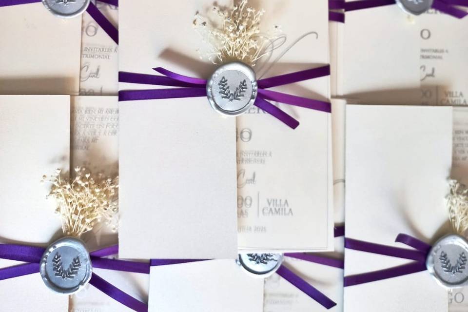 Morado y plata