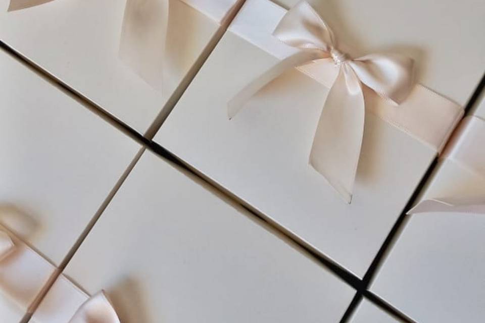Caja beige c/ moño