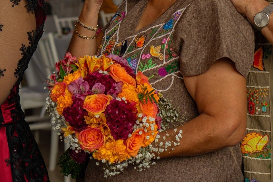 Mamá de la novia llorando