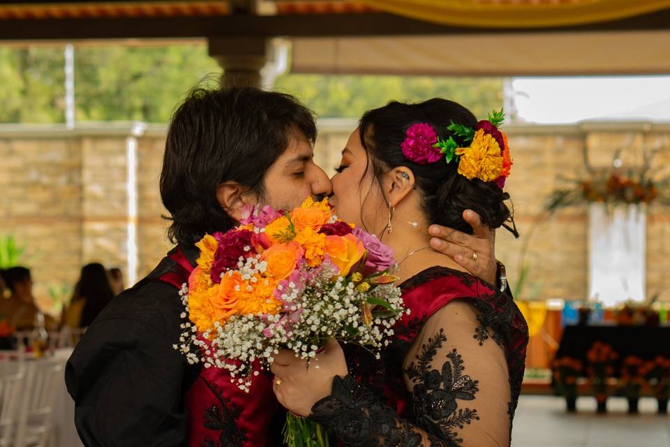 Pareja besándose