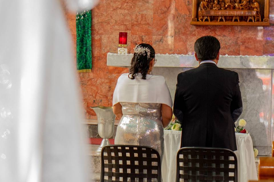 Novios en el altar