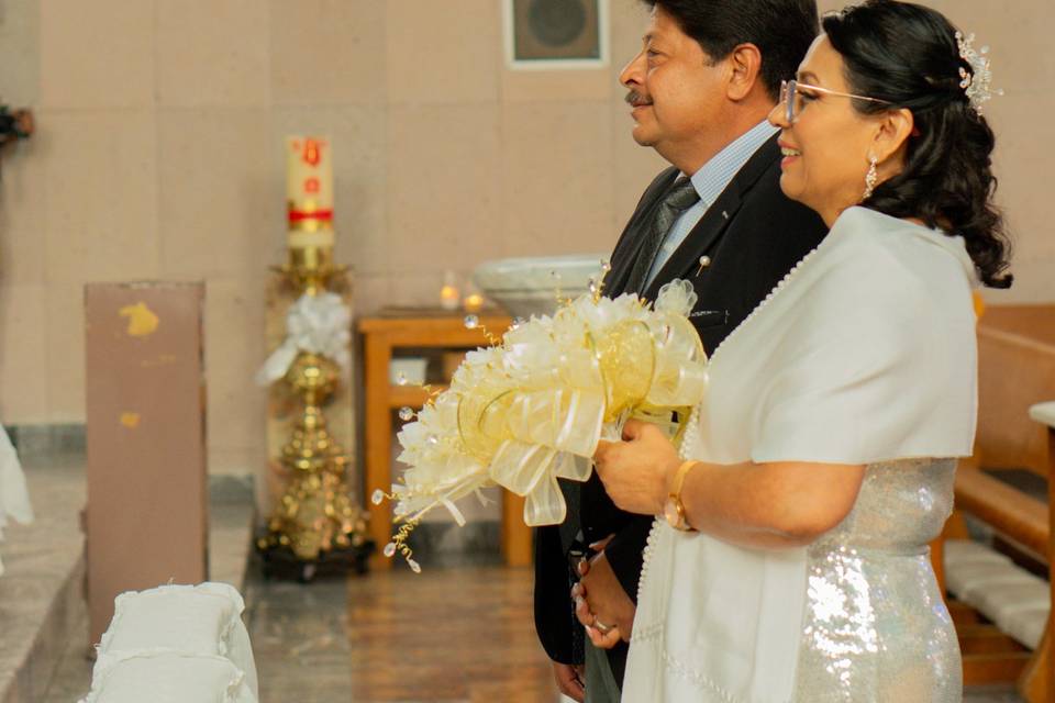 Novios casándose en la iglesia
