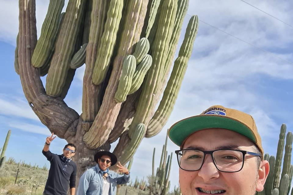 Posando con un cactus gigante