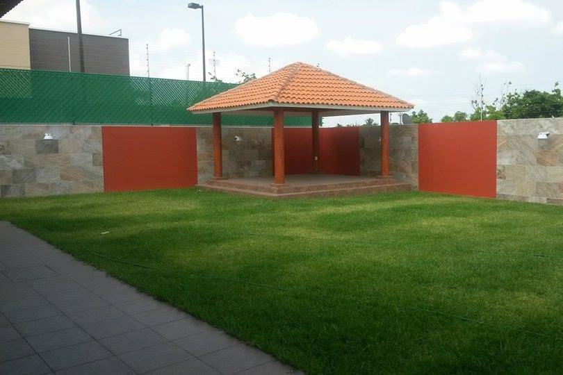 Jardín con palapa